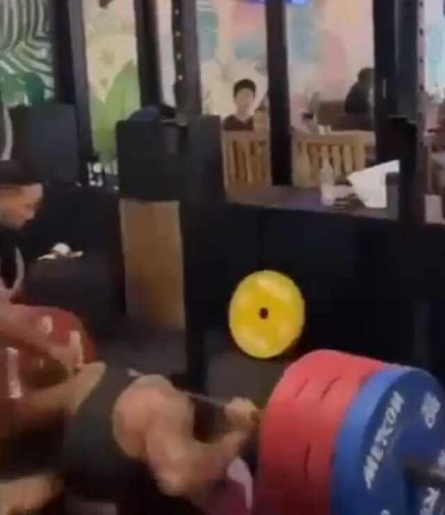 Fenomen sporcu, 210 kiloluk halterin altında kalarak boynunu kırdı! Anbean kaydedilen ölüm anı kan dondurdu Fenomen sporcu, 210 kiloluk halterin altında kalarak boynunu kırdı! Anbean kaydedilen ölüm anı kan dondurdu