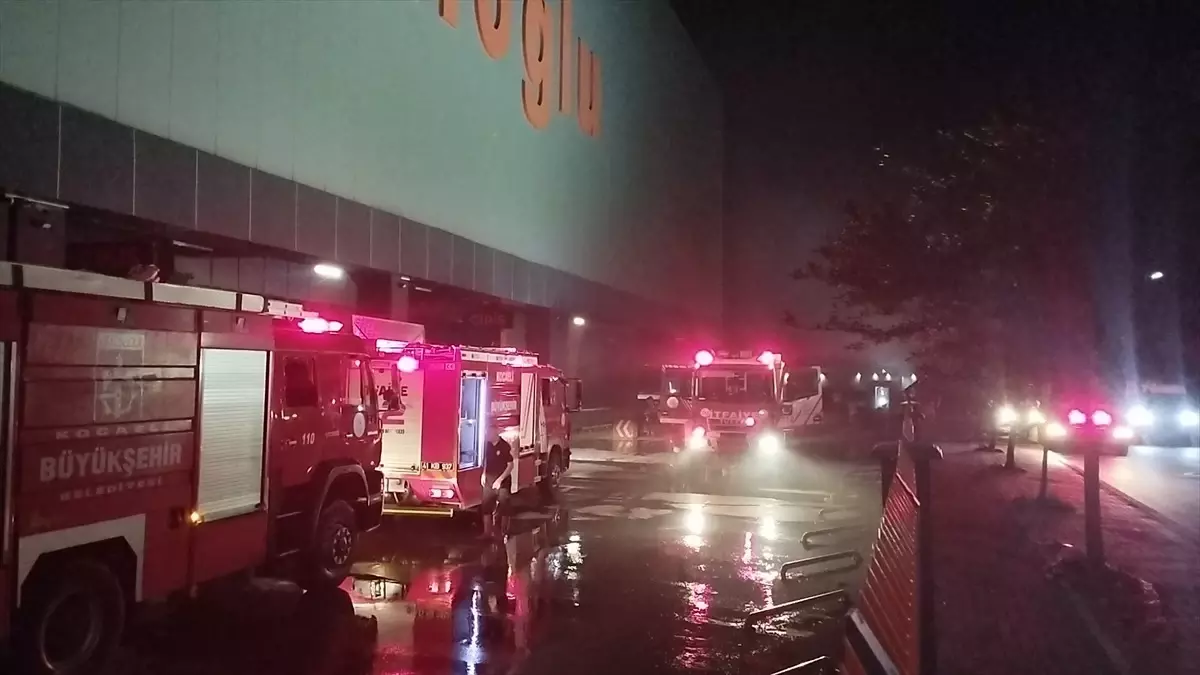 Kocaeli'de alışveriş merkezindeki yangın hasara yol açtı