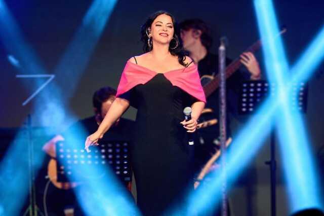 Konserde ilginç anlar! Üzerinde yürüyen çekirgeyi fark etmeyen Zara neye uğradığını şaşırdı Konserde ilginç anlar! Üzerinde yürüyen çekirgeyi fark etmeyen Zara neye uğradığını şaşırdı