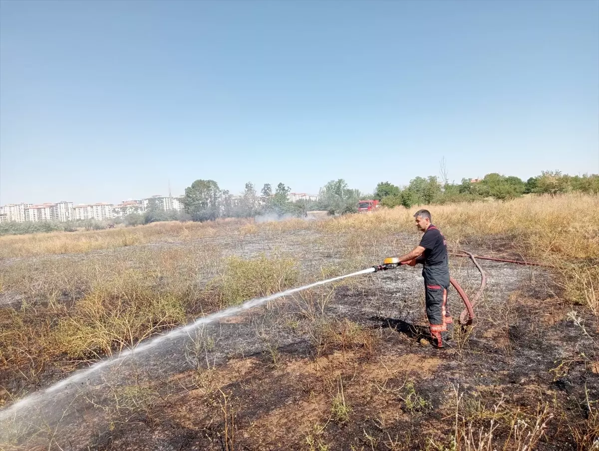 Malatya'da otluk alanda çıkan yangın ekili alana sıçramadan söndürüldü