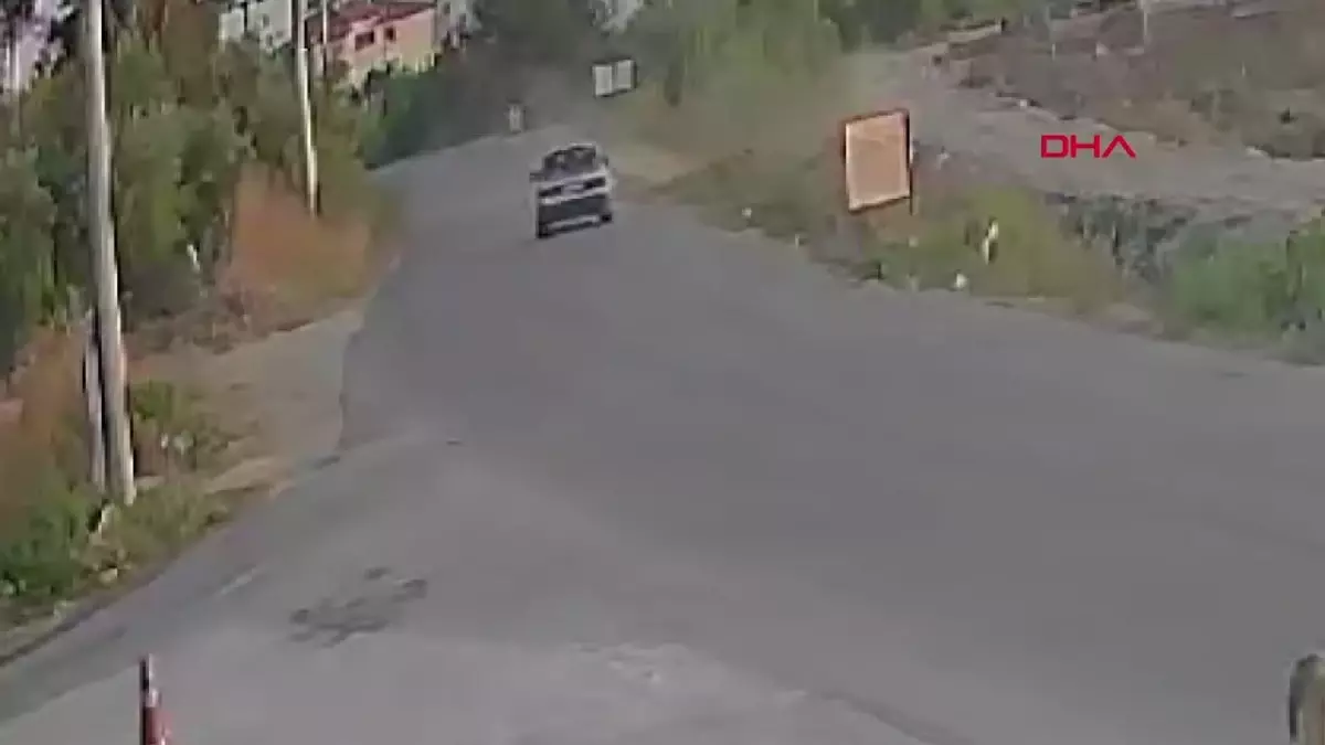 Manavgat'ta Otomobil Kanala Düştü, Sürücü Yaralandı