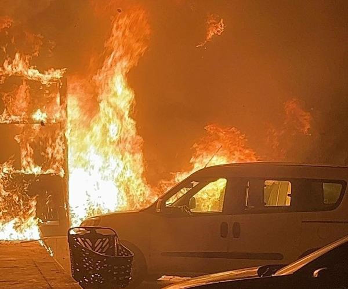 Bodrum'da park halindeki otomobilde çıkan yangın 2 araca ve marketin deposuna sıçradı
