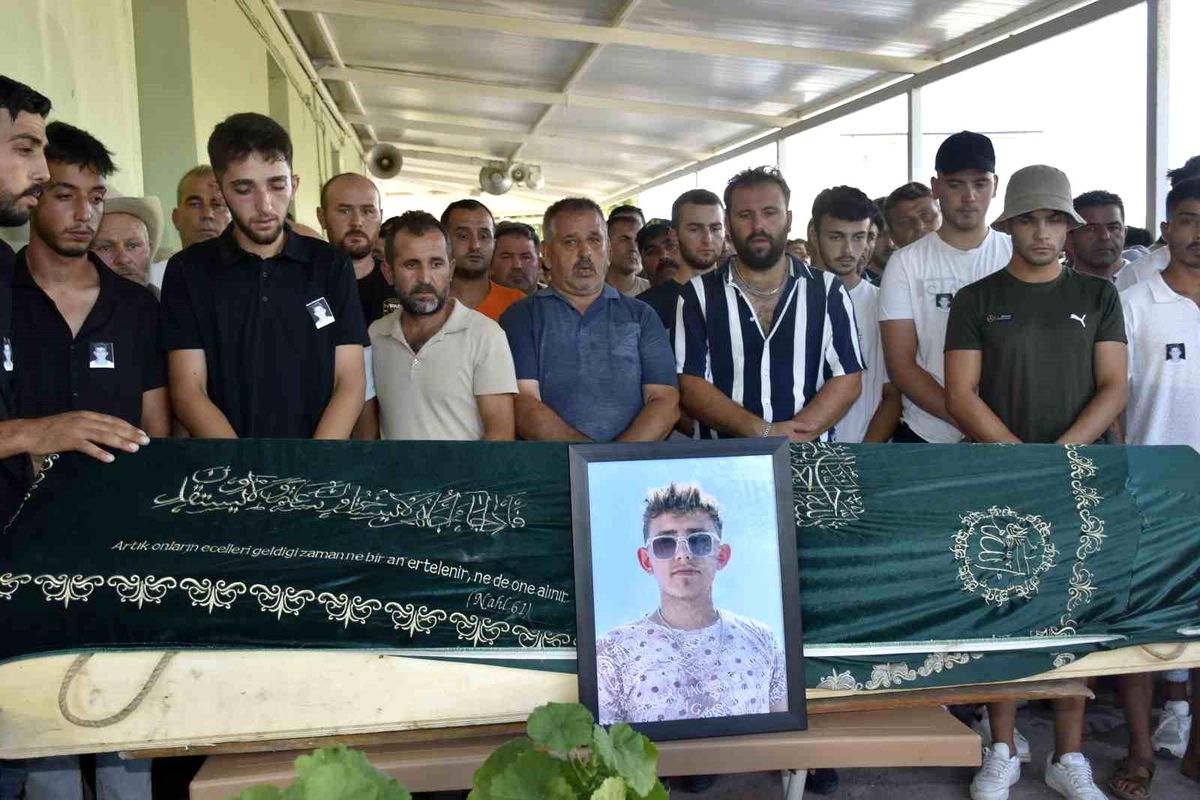 İzmir'de Tartışma Sonucu Bıçaklanan Genç Toprağa Verildi