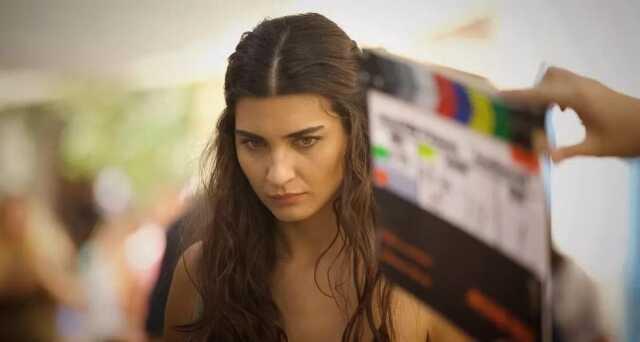 Tuba Büyüküstün 'Anlamak istiyorum' diyerek çektiği İngilizce videoyla alay konusu oldu