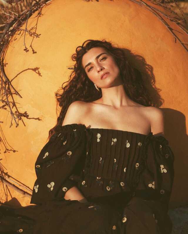 Tuba Büyüküstün 'Anlamak istiyorum' diyerek çektiği İngilizce videoyla alay konusu oldu