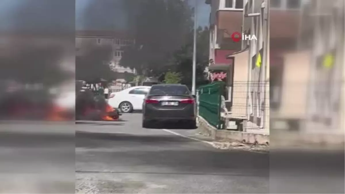 Yol ortasında alev alan motosiklet patlayarak kül oldu