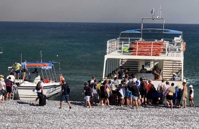 Yunanistan'da Devam Eden Orman Yangınları Nedeniyle 2 Bin Kişi Tahliye Edildi