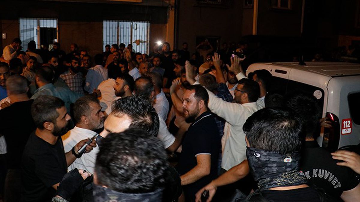 Adana'da öfkeli kalabalık, HÜDA Par binasını kana bulayan şüphelinin evine saldırdı