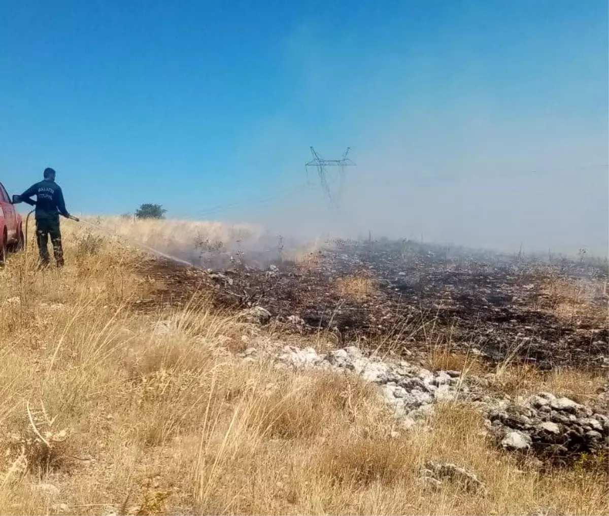 Malatya'da bin dönümlük meralık alanda çıkan ot yangını kontrol altına alındı
