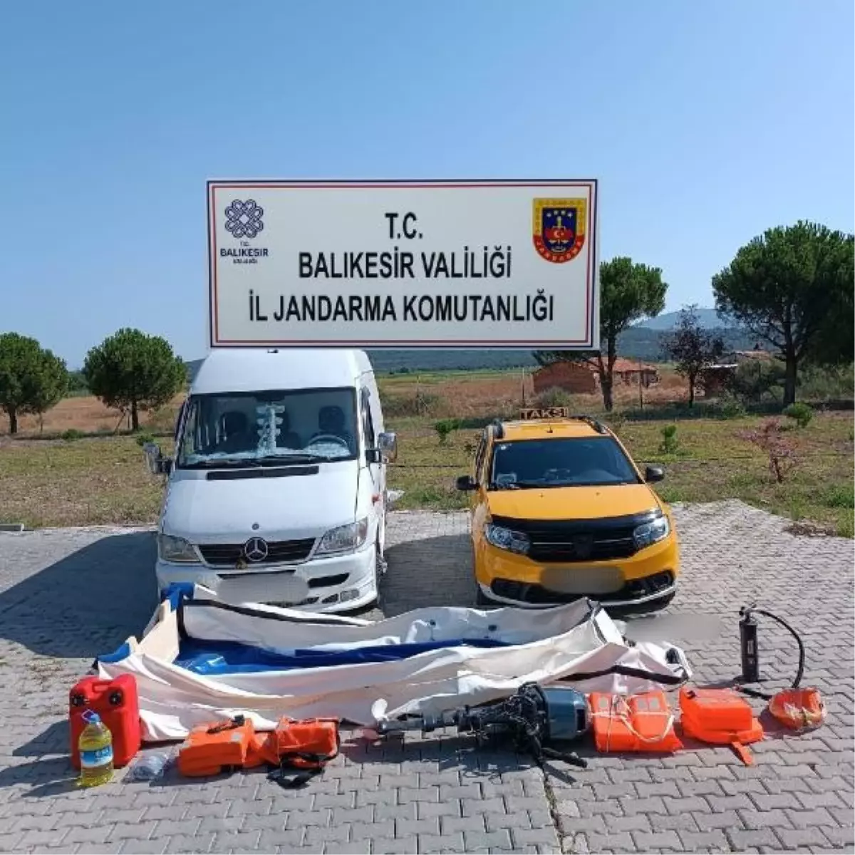 Ayvalık'ta 13 kaçak göçmeni Yunanistan'a kaçırmak isteyen 3 organizatör yakalandı