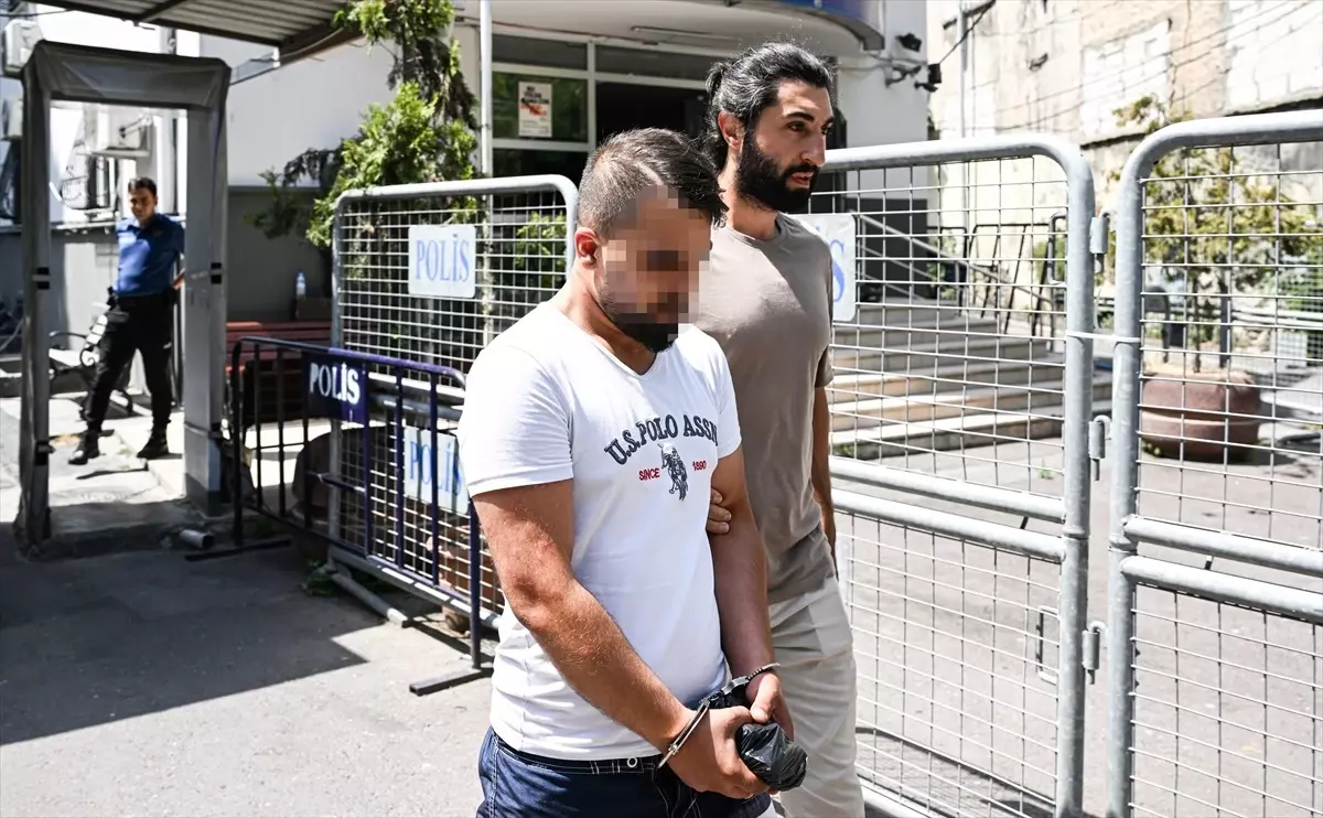 Beyoğlu'nda Kadın Müşterisini Darbettiği İddiasıyla Gözaltına Alınan Taksici Adliyeye Sevk Edildi