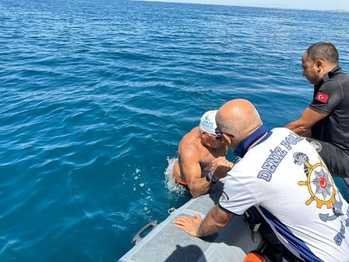 Van Gölü'nde Yüzemeyen 61 Kişi Can Simidi İle Kurtarıldı