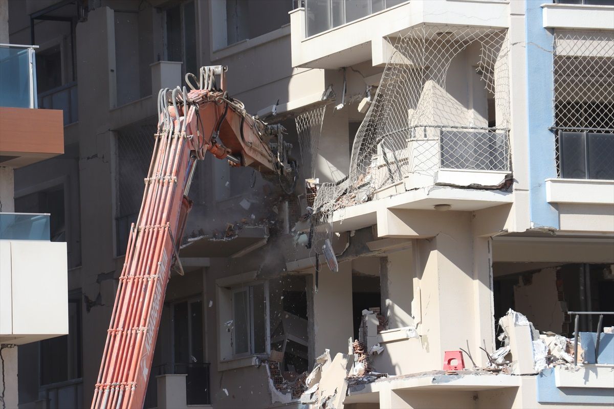 Hatay'da depremden etkilenen binalar yıkılıyor