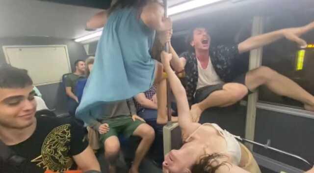 İETT Otobüsünde Dans Eden Grup İETT Otobüsünde Dans Eden Grup