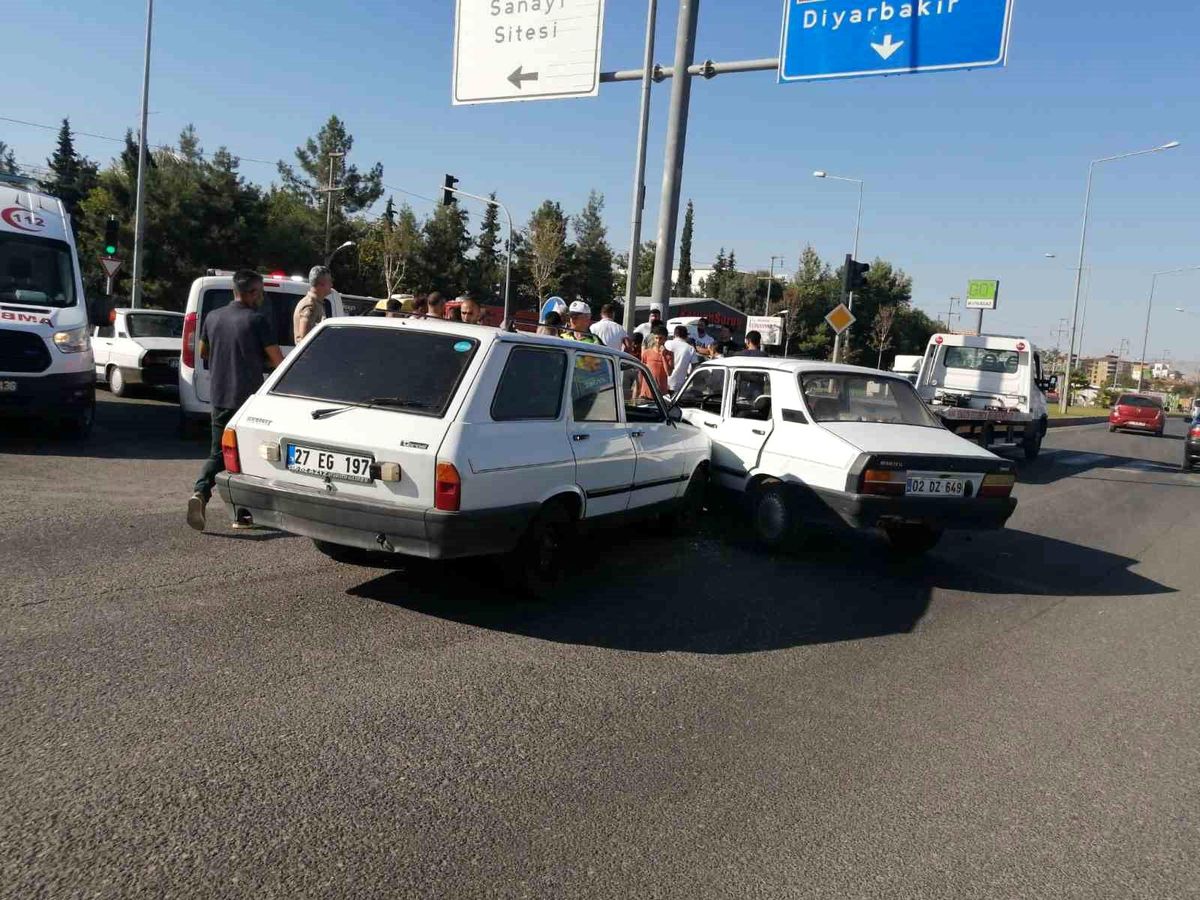 Adıyaman'da Otomobil Kazası: 5 Kişi Yaralandı