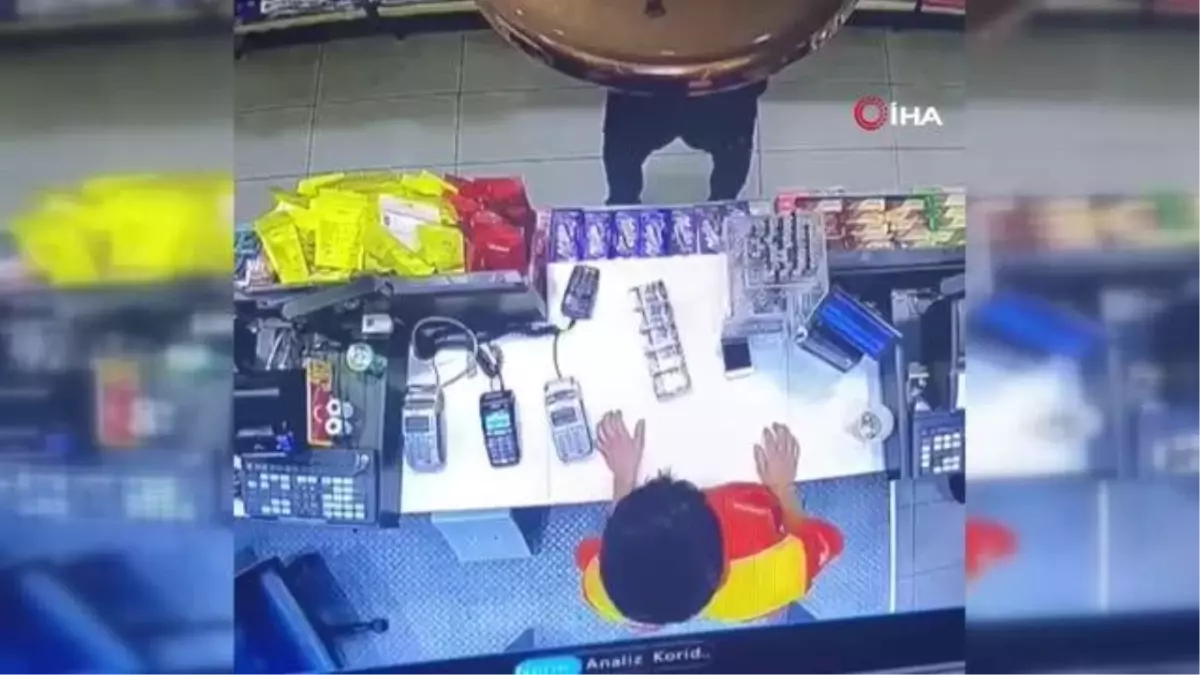 İstanbul'da tezgahtan telefon hırsızlıkları kamerada: Saniyeler içinde telefonları çaldılar