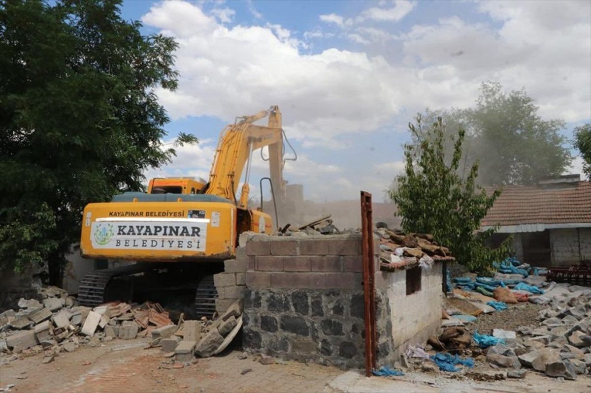 Kayapınar Belediyesi Ağır Hasarlı Evleri Yıkıyor