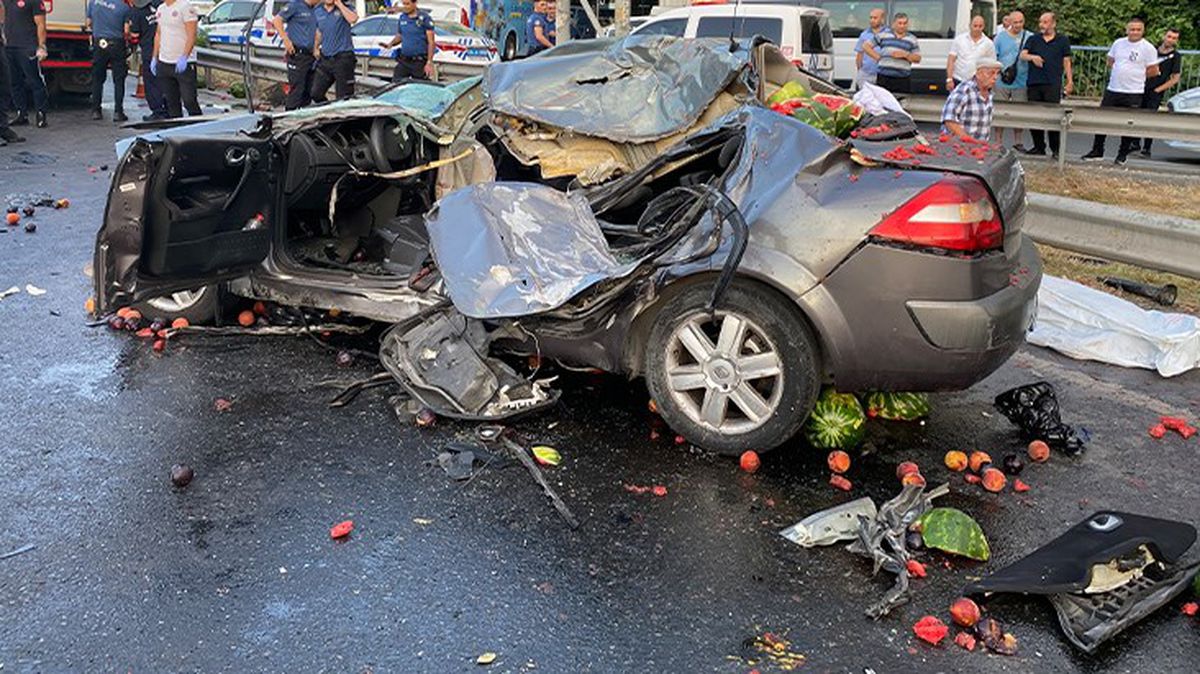 Otomobil, meyve yüklü kamyonete arkadan çarptı: 2 ölü
