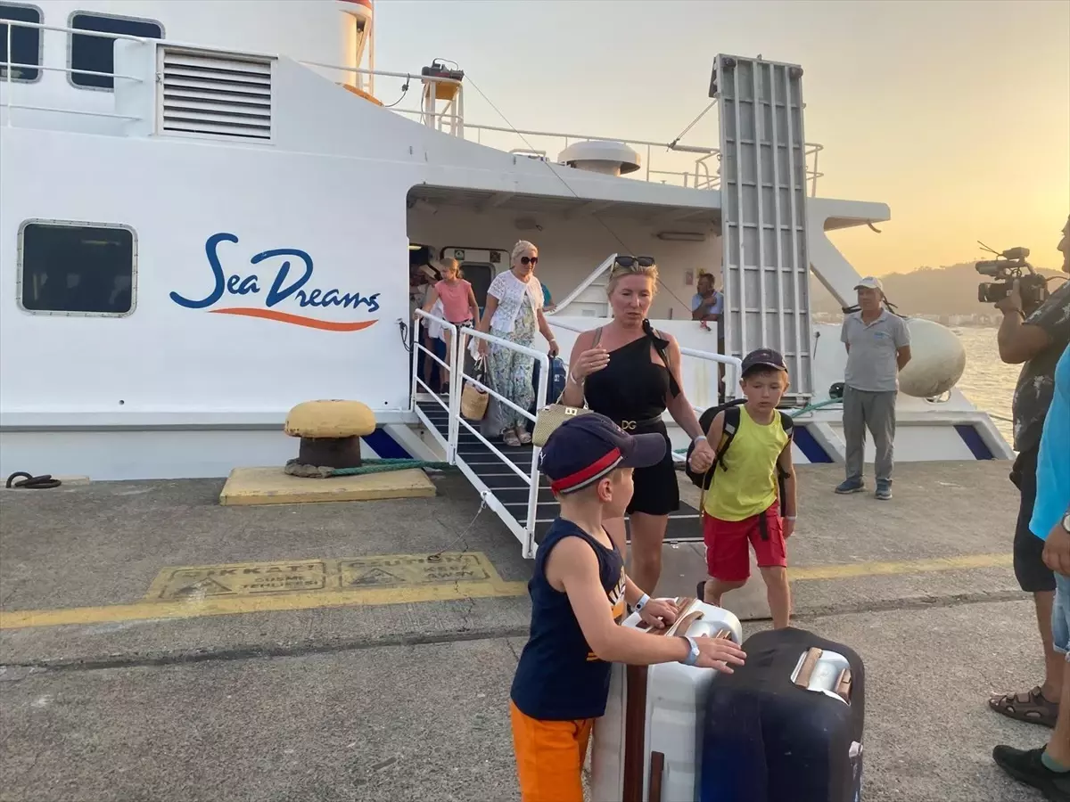 Rodos Adası'ndan tahliye edilen 95 turist Marmaris'e getirildi