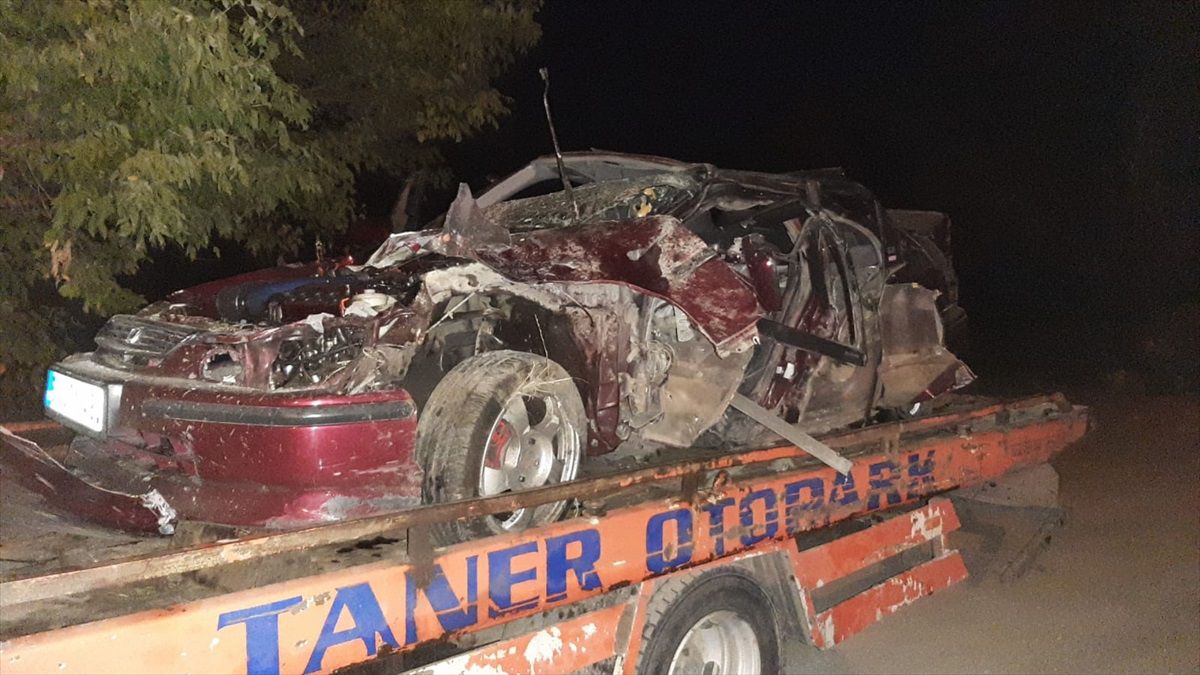 Samsun'da Otomobil Köprünün Korkuluklarına Çarptı: 3 Yaralı