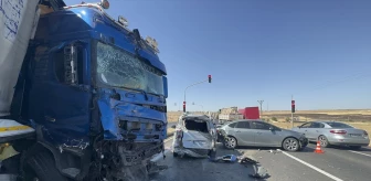 Şanlıurfa'da Tırın Kırmızı Işıkta Bekleyen Araçlara Çarpması Sonucu 6 Kişi Yaralandı