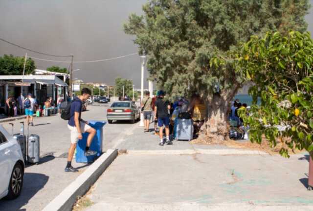Son Dakika: 6 gündür alevlere teslim olan Rodos Adası'ndaki Türk vatandaşları tahliye edildi Son Dakika: 6 gündür alevlere teslim olan Rodos Adası'ndaki Türk vatandaşları tahliye edildi