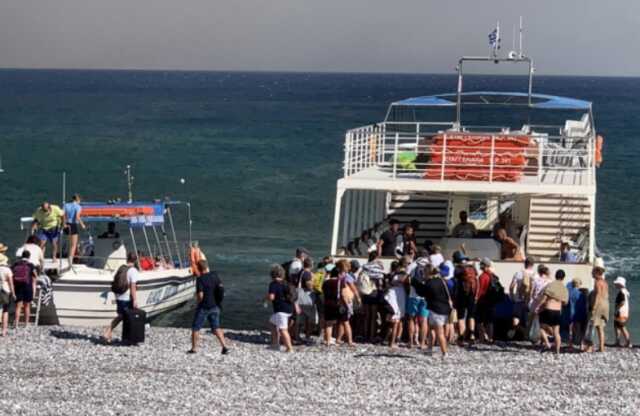 Son Dakika: 6 gündür alevlere teslim olan Rodos Adası'ndaki Türk vatandaşları tahliye edildi Son Dakika: 6 gündür alevlere teslim olan Rodos Adası'ndaki Türk vatandaşları tahliye edildi