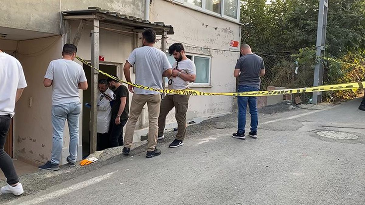 Sultangazi'de kiracıların çıktığı eve giren şahıs, bazayı kaldırınca kadın cesediyle karşılaştı
