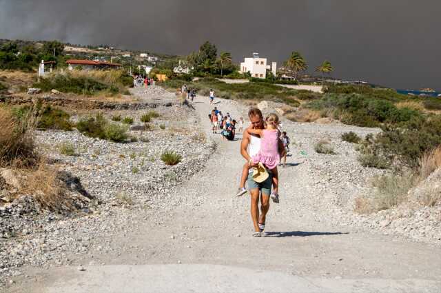 Yangınlarla mücadele eden Yunanistan'da turistlerin tatili eziyete dönüştü Yangınlarla mücadele eden Yunanistan'da turistlerin tatili eziyete dönüştü