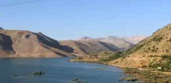 Çat Baraj Gölü'ndeki Yüzen Adalar Sabit Hale Getirildi