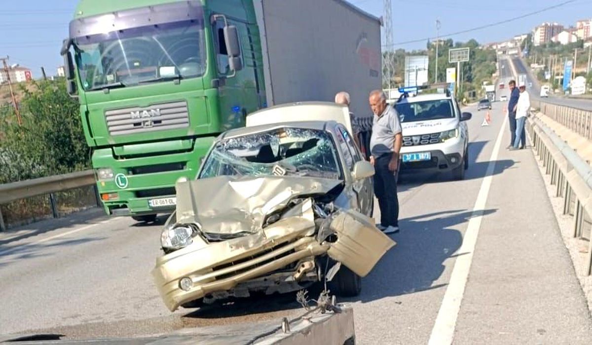 Tosya'da traktör ile çarpışan otomobilin sürücüsü yaralandı