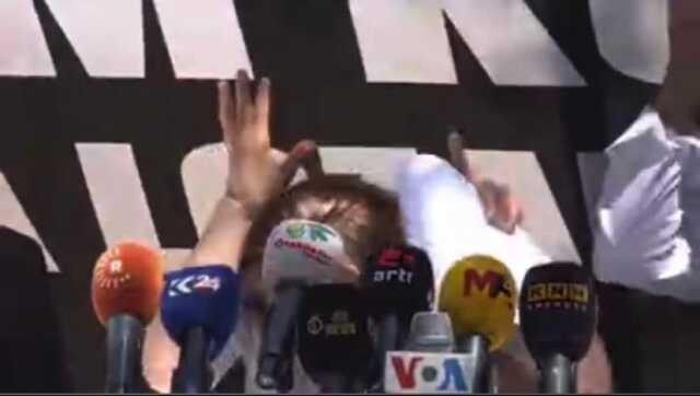 DBP Eş Genel Başkanı Saliha Aydeniz'in Başına Platform Düştü DBP Eş Genel Başkanı Saliha Aydeniz'in Başına Platform Düştü