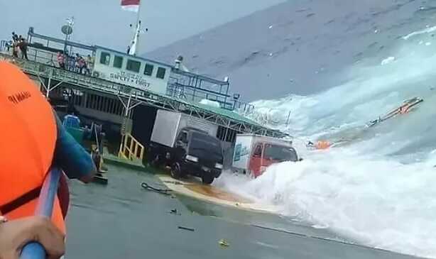 Endonezya'da Tekne Kazası: 15 Ölü, 19 Kayıp