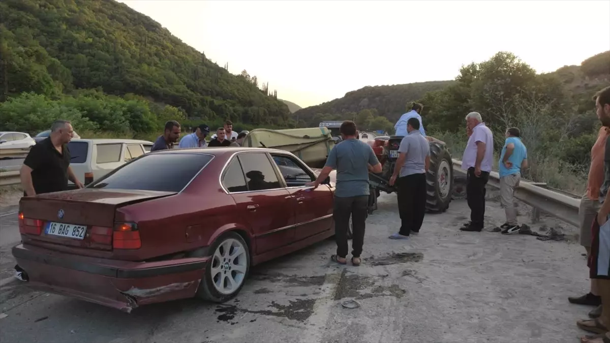 Gemlik'te Otomobil ile Traktör Çarpışması: 1 Yaralı