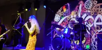 Gökçe, gazeteciler için sevilen şarkılarını söyledi