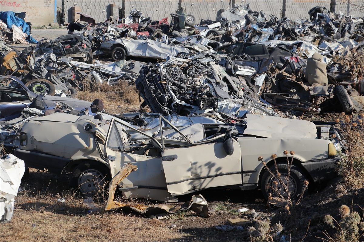 Hatay'daki depremler 18 bin 711 araçta hasara yol açtı