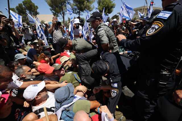 İsrail'de eylemler hız kazandı! Bu kez Meclis çevresi karıştı, polis kalabalığı zaptedemiyor İsrail'de eylemler hız kazandı! Bu kez Meclis çevresi karıştı, polis kalabalığı zaptedemiyor