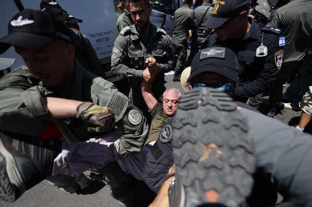İsrail'de eylemler hız kazandı! Bu kez Meclis çevresi karıştı, polis kalabalığı zaptedemiyor İsrail'de eylemler hız kazandı! Bu kez Meclis çevresi karıştı, polis kalabalığı zaptedemiyor