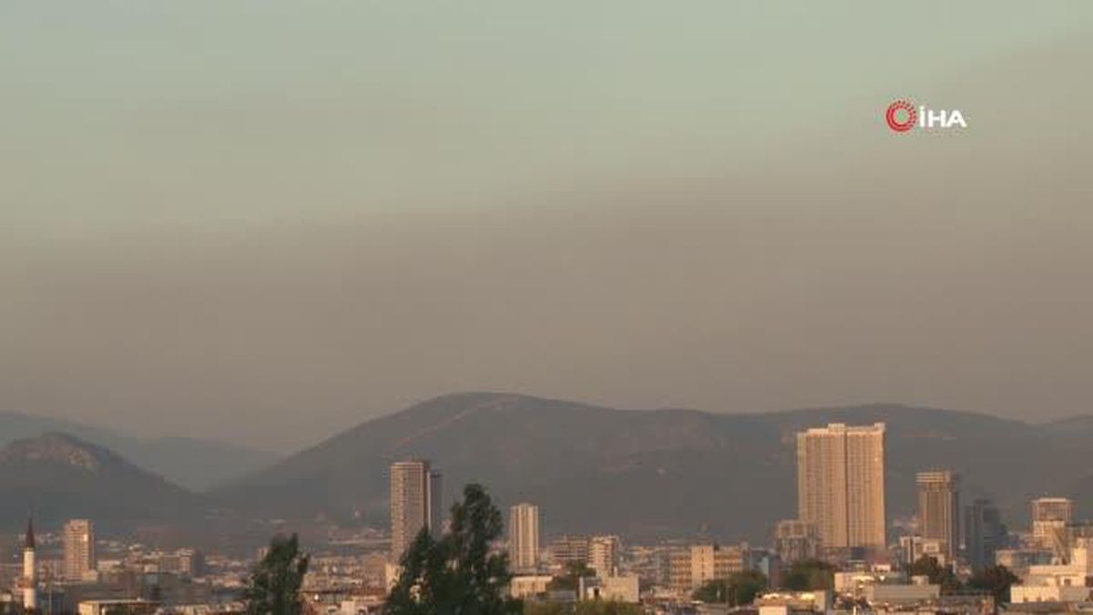 Manisa'daki yangının kara dumanları İzmir'den görüldü