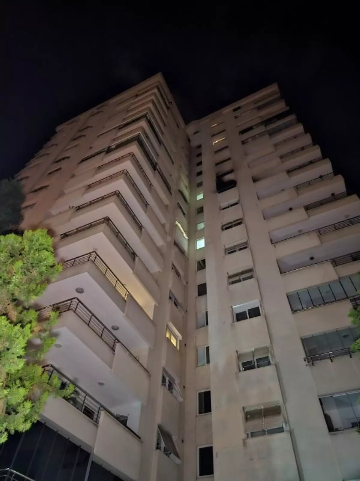 Adana'da 16 Katlı Apartmanda Yangın Çıktı