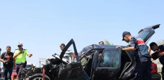 Turgutlu'da Otomobil Kamyonete Çarptı: 3 Yaralı
