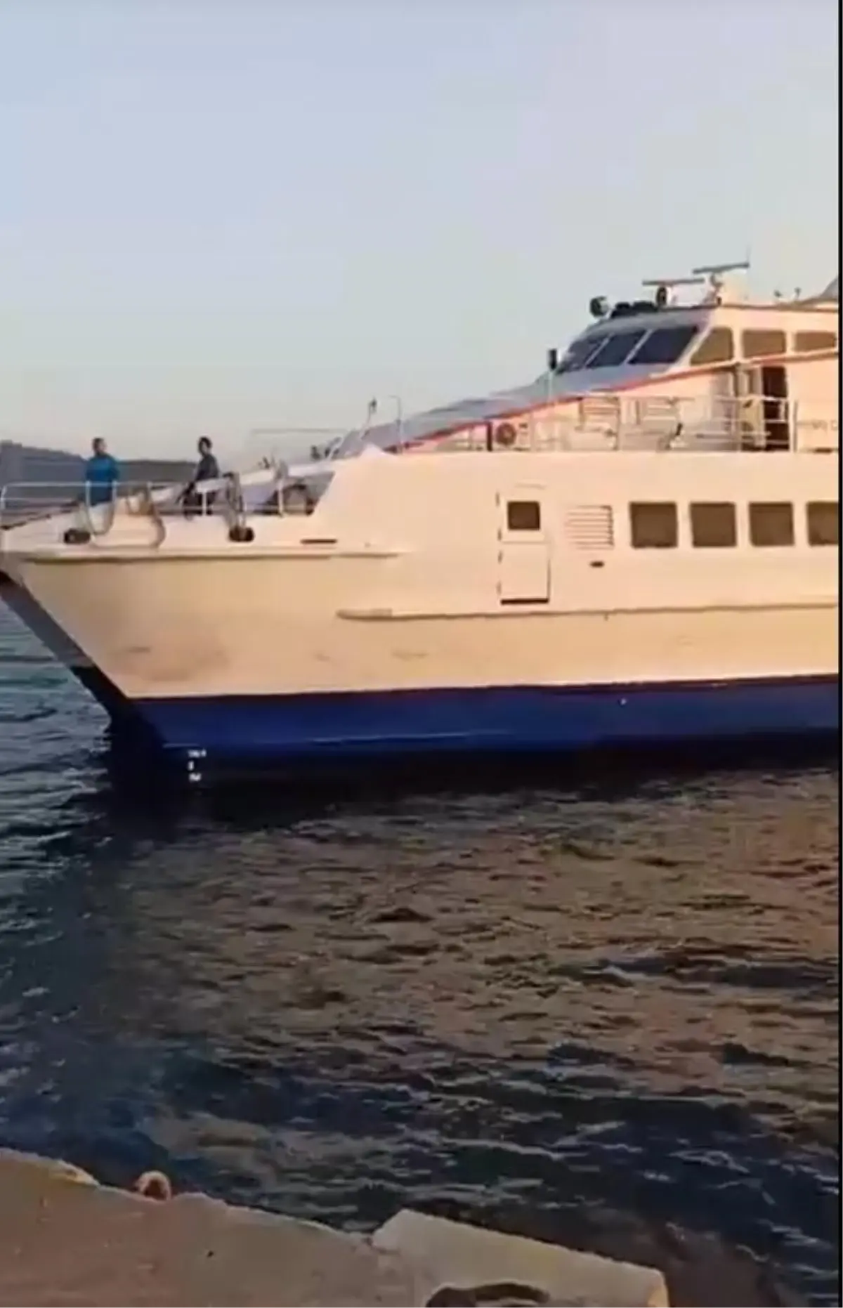 Yunanistan'dan tahliye edilen turistler Marmaris'e getirildi