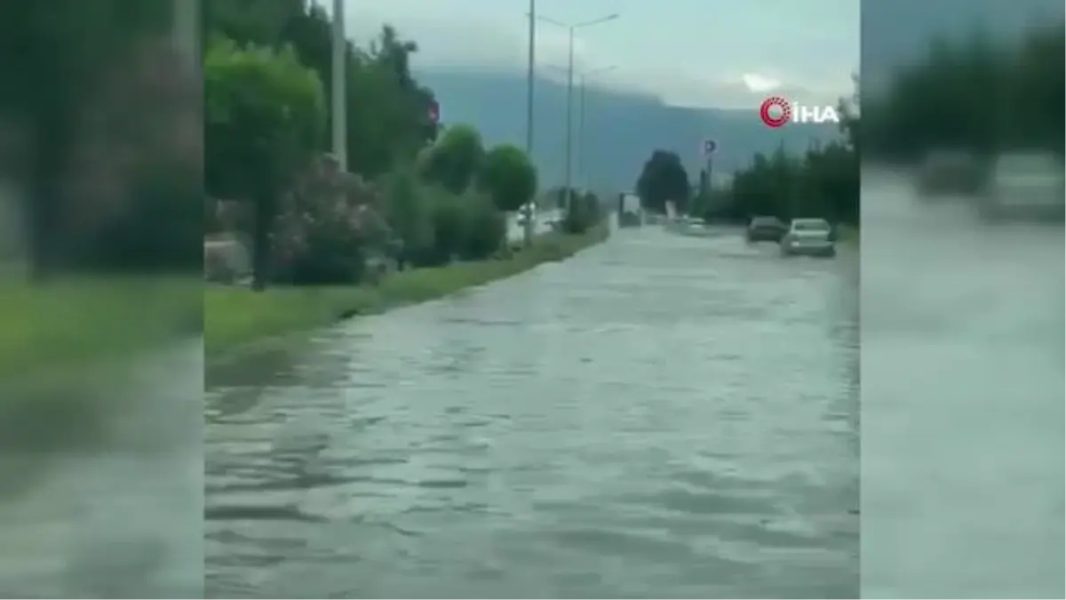 Sağanak Tokat'ta yolları göle çevirdi