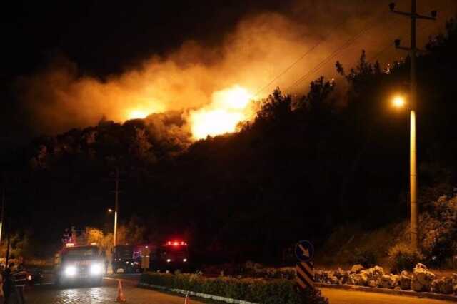 Seydikemer'deki orman yangınını söndürme çalışmaları sürüyor
