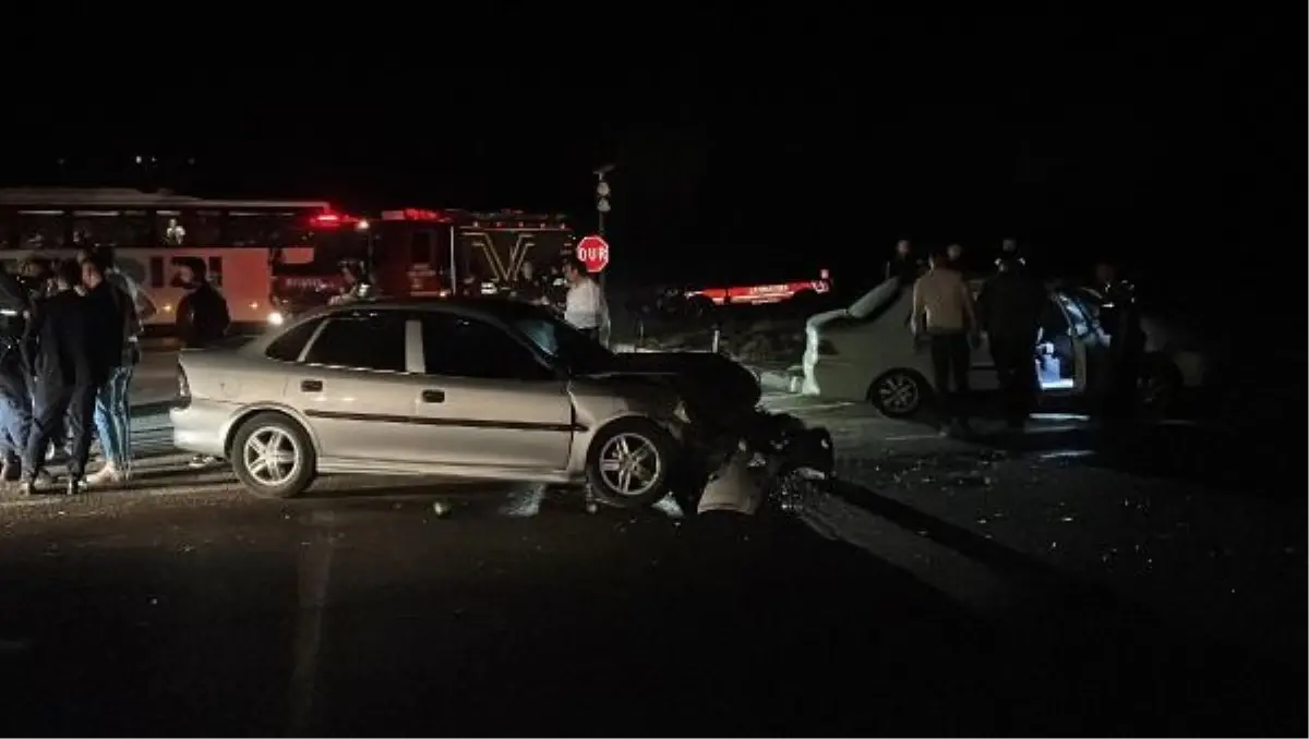 Sivas'ta Kavşakta Meydana Gelen Trafik Kazasında 9 Kişi Yaralandı