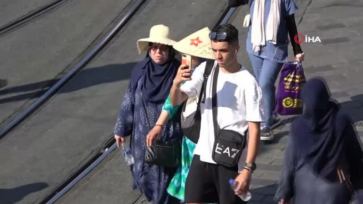 Taksim'de bir vatandaş asfaltta yumurta pişirip böyle yedi