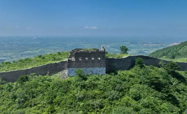 Yeşiller İçindeki Çin Seddi'nin Muhteşem Manzarası