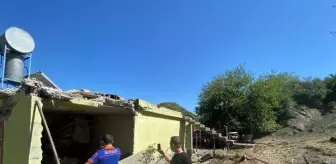 Deprem Sonrası Ev ve Camide Hasar Oluştu