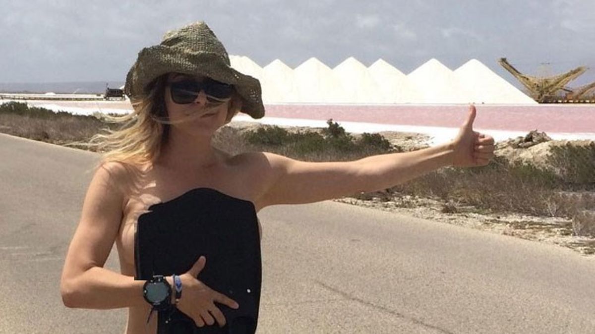 Amerikalı oyuncu Jenny Mollen çırılçıplak otostop çekti