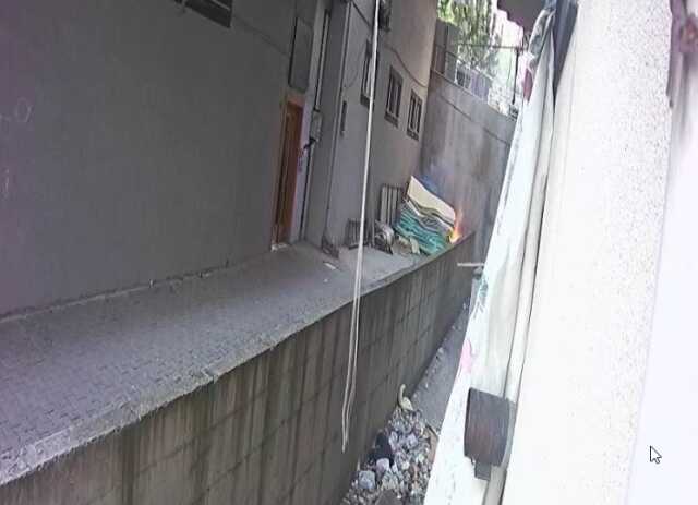 Bir sigara izmariti 2 binayı küle çevirdi! Yangının çıkış anı kamerada
